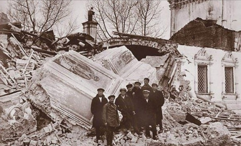 Развалины каменной Троицкой церкви после уничтожения в 1957 году.