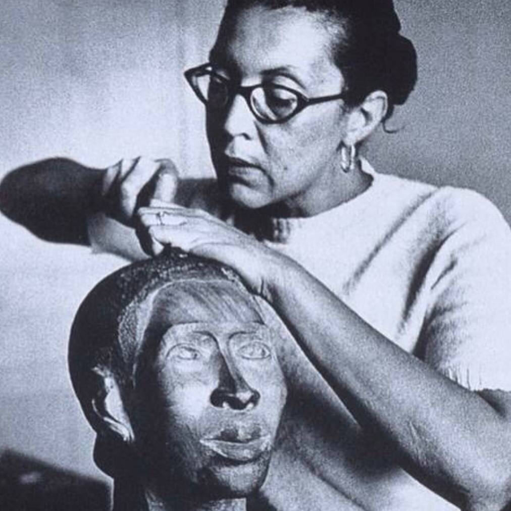 Бабушка Elizabeth Catlett за работой в своей студии (фото из соцсети модели).
