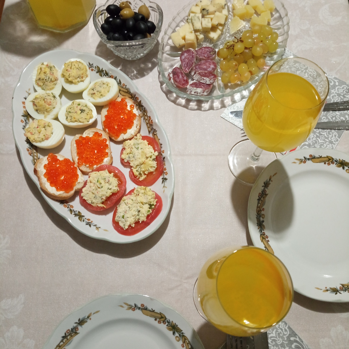 Сочинила сегодня небольшой праздничный обед. Здесь немного закусок, на что у меня было желание сделать)). Горшочки в духовке стоят. Напиток из облепихи готовила ещё вчера