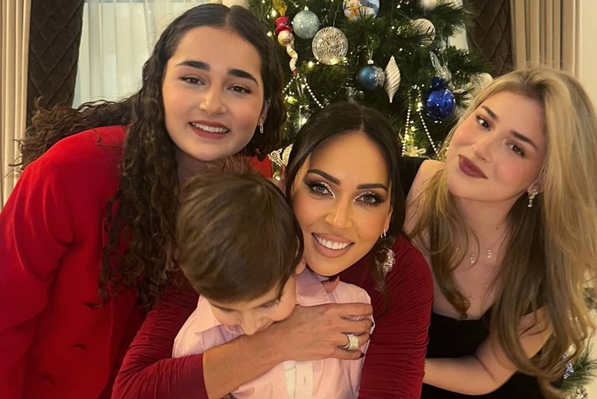 Сыну все а дочери ничего. Если дочь похожа на мать приметы. Счастливая мама цитаты. Сын остается сыном пока не женат дочь остается дочерью на всю жизнь. Счастье матери.