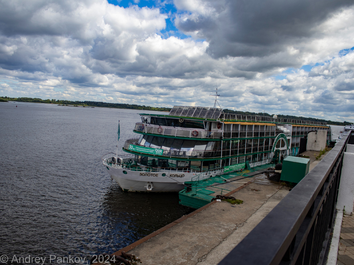 Теплоход у пристани