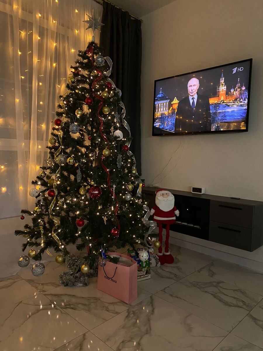 Всем здравствуйте!!!Давно ничего не писала!!!А сегодня как-то захотелось!!!И повод хороший-любимый праздник родом из детства-Новый год!!!Вы его тоже любите?Лично я просто обожаю!!!!Я уже давно не накрываю праздничные столы на праздники,но Новый год-это особый праздник!!!И да,он из детства!!!Я помню,как мы в детстве наряжали елку,как доставали игрушки из волшебной коробки!!Помните деда Мороза,снегурочку,звездочета на прищепках,игрушки в виде фруктов и овощей?Какие же они были красивые!!!Сейчас тоже есть очень красивые,но они столько стоят,что пропадает желание их купить!!!Я о стеклянных игрушках!!В этом году хотела купить себе Щелкунчика,но так и не нашла по адекватной цене!!!А еще раньше к Новому году потихоньку покупали или доставали всякие вкусности!!!И очень радовались,когда это удавалось!!!Помните?Сейчас в магазинах все есть,ничего не надо заранее покупать,но радость от покупок исчезла!!!А мы раньше месяца за полтора начинали потихоньку покупать детям вкусные конфеты и тоже очень радовались,когда наши запасы  пополнялись!!!А оливье?Его готовили в основном на Новый год!!!И праздник чувствовался!!Сейчас мы готовим этот салат чаще!!!И настроение и отношение к нему уже не то!!Не те эмоции!!!Ведь правда же?А душе нужны праздники!!Особенно такие волшебные,как Новый год!!!Согласны со мной?