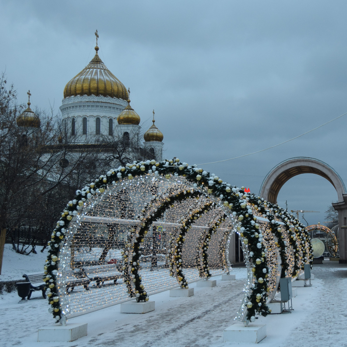 Световой тоннель на Гоголевском бульваре. Фото автора канала "Приключения Тома Сойера".