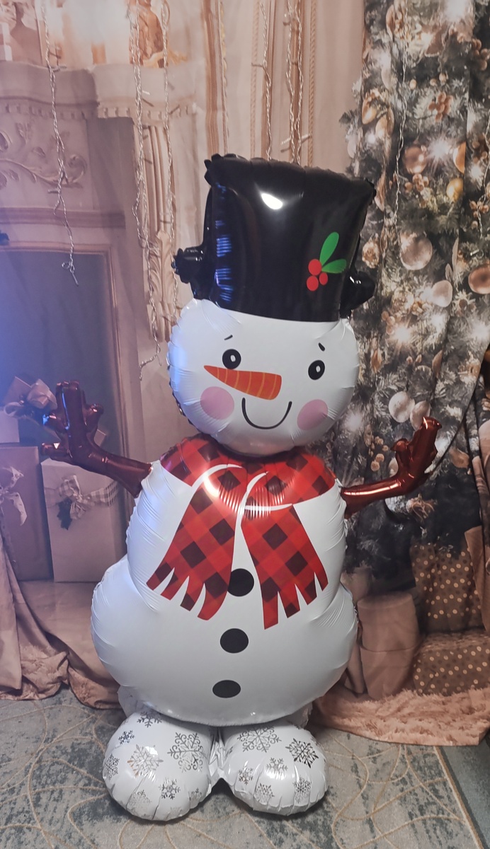 Вот такой друг-снеговик в этом году стоит вместо большой ёлки, поднимает настроение