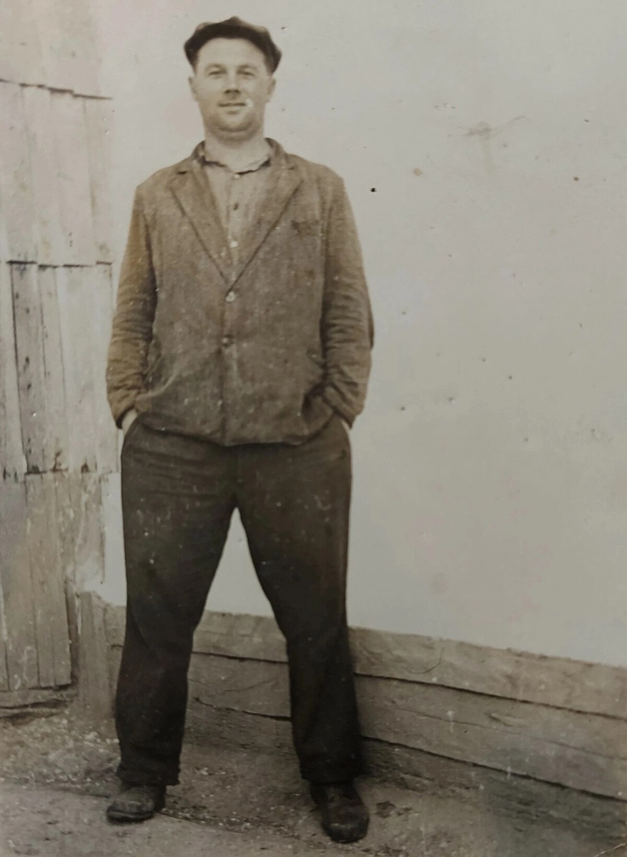 Мой отец простой работяга в молодые годы. Фотография сделана в 1960-е годы
