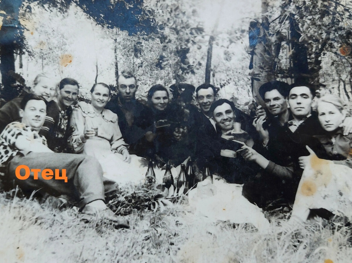 Простые работяги отмечают 1-е мая с выездом на природу. Фото сделано в 1960-е годы