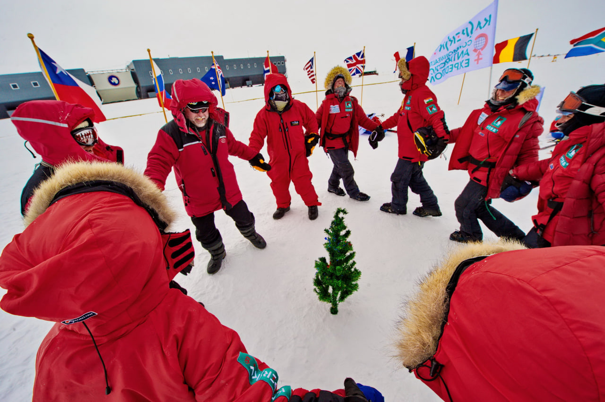 Хоровод вокруг самой маленькой елки на Южном полюсе. / ФОТО Александра Блотницкого