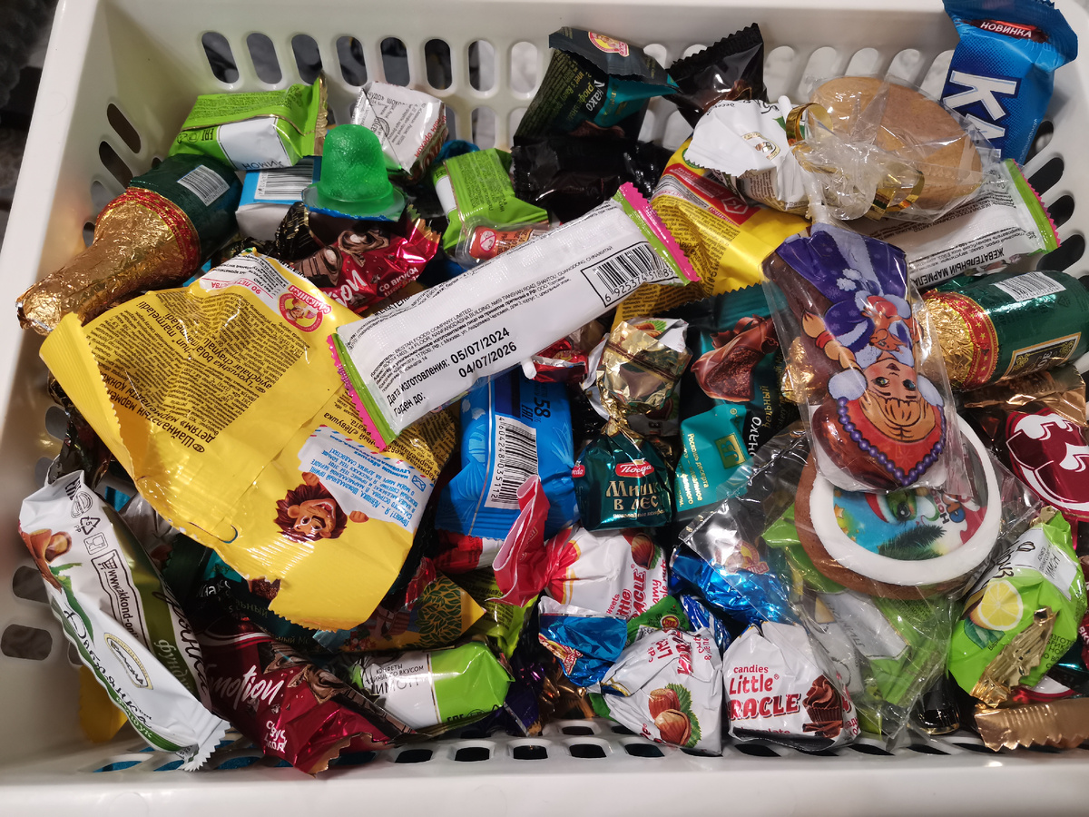 В этом году у нас вот сколько конфет от бабушек! 