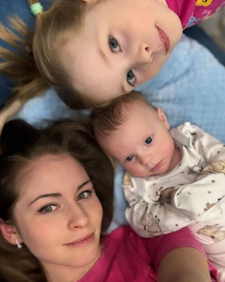    Юлия Липницкая воспитывает дочь и сынаСоцсети Юлии Липницкой