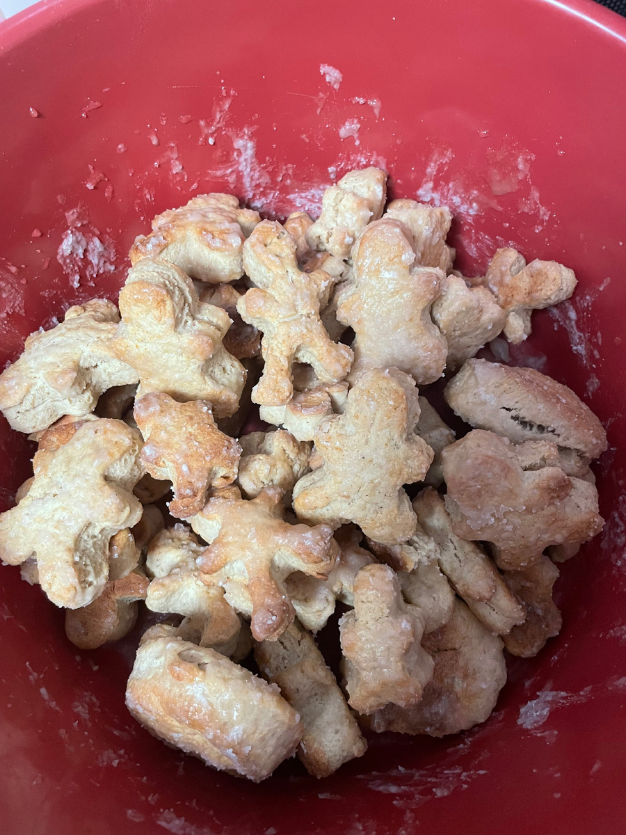 Готовые пряничные человечки в сахарной глазури