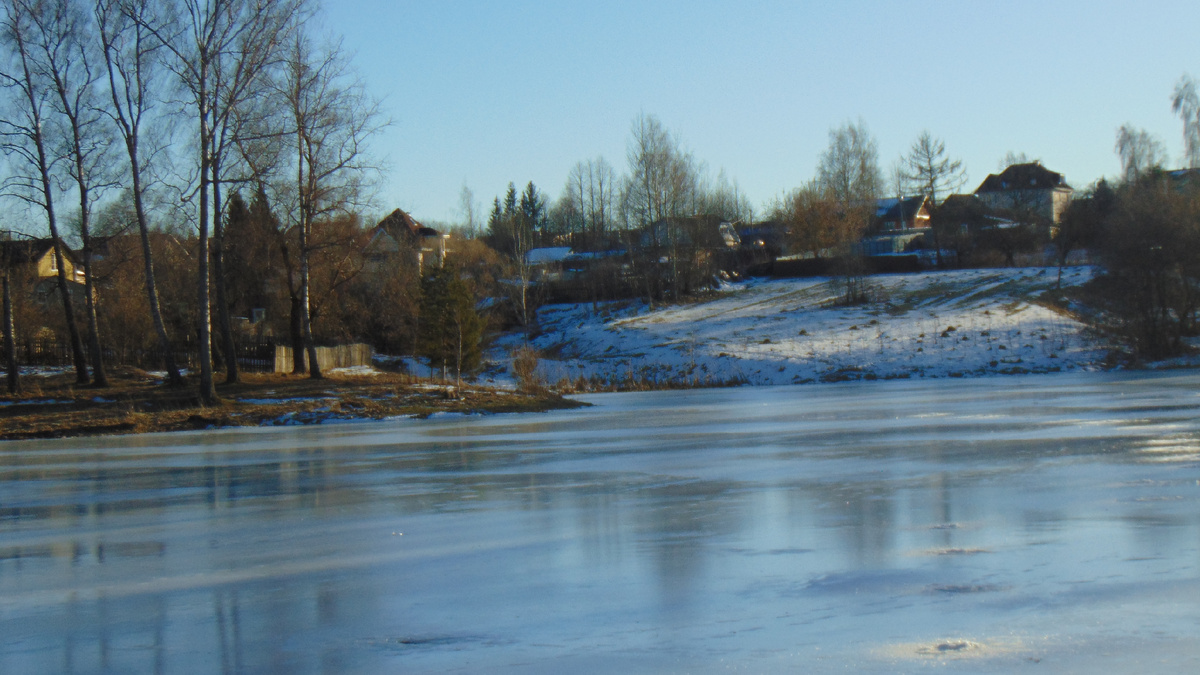 Этот пруд. но без снего январь 2025. Тут и хоккей и фигурное катание было