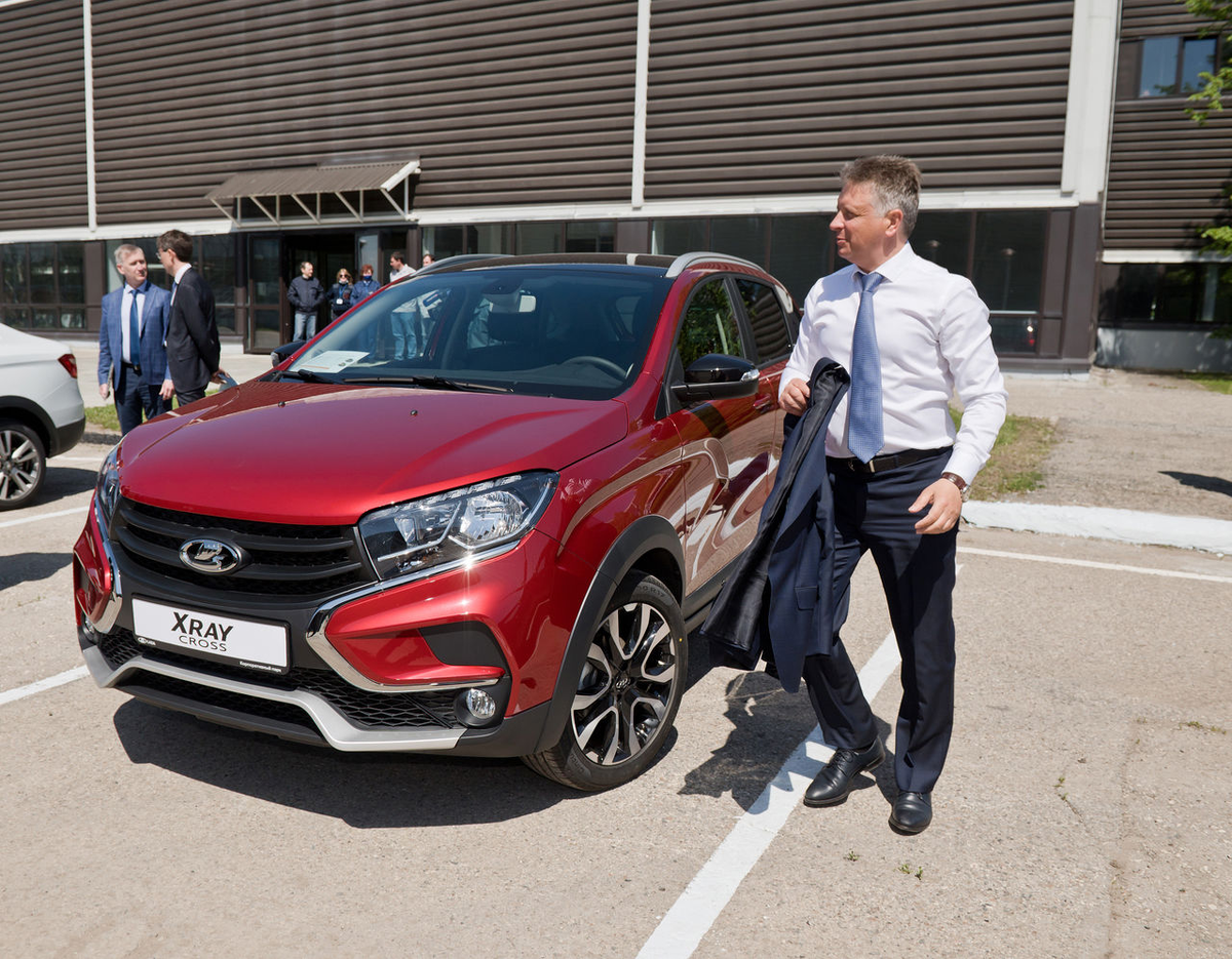 Президент АВТОВАЗа Максим Соколов. Возле уже «несуществующей» Lada X-Ray Cross.