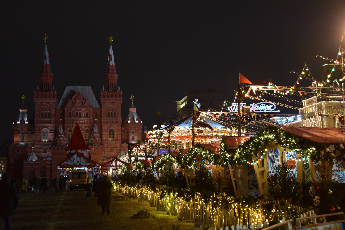 Новогодняя ярмарка на Красной площади. Фото автора канала "Приключения Тома Сойера".