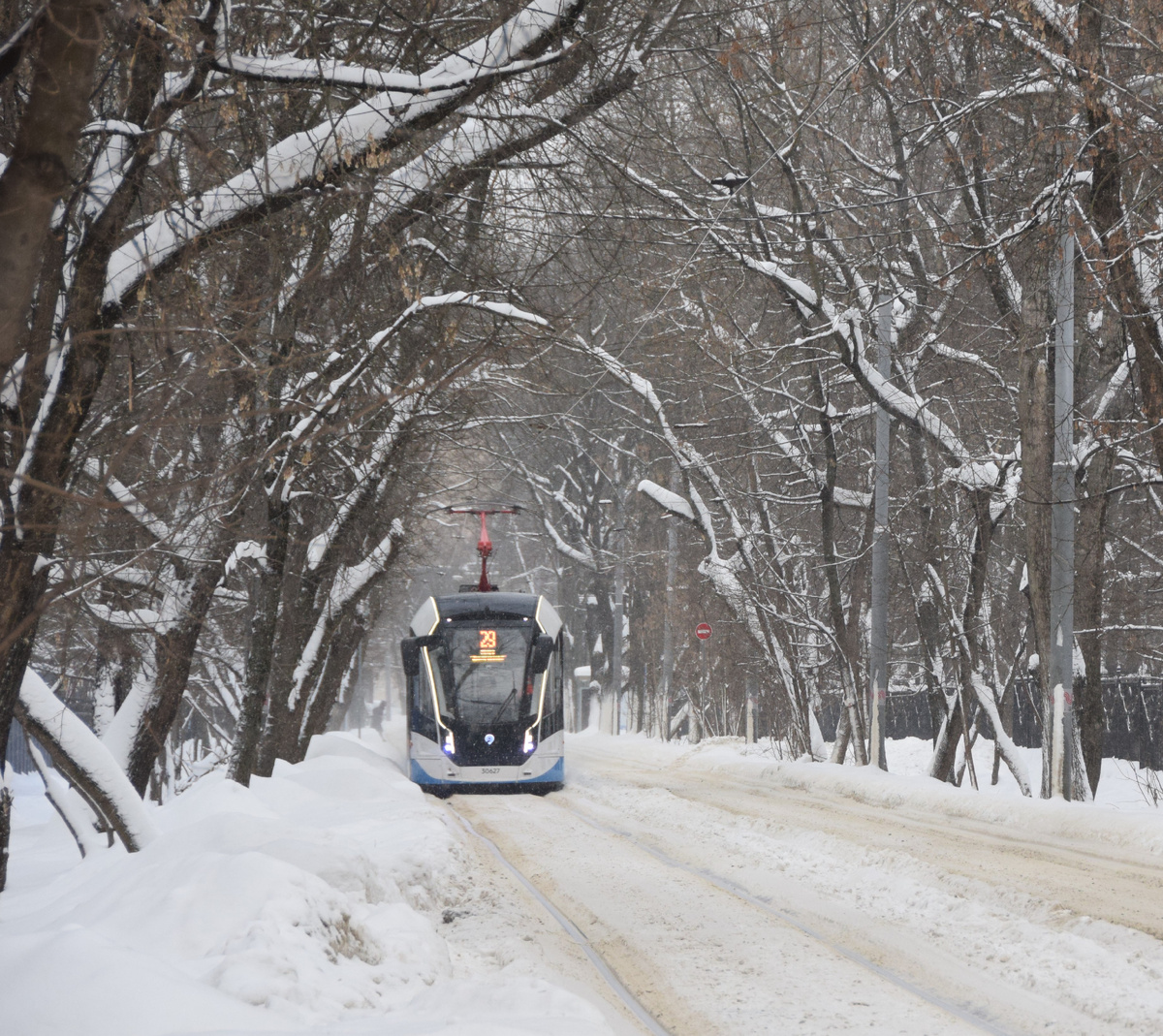Трамвай №29 на улице Дубки. Фото автора канала "Приключения Тома Сойера".