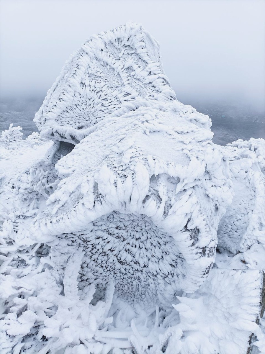 Камни в морозных рисунках