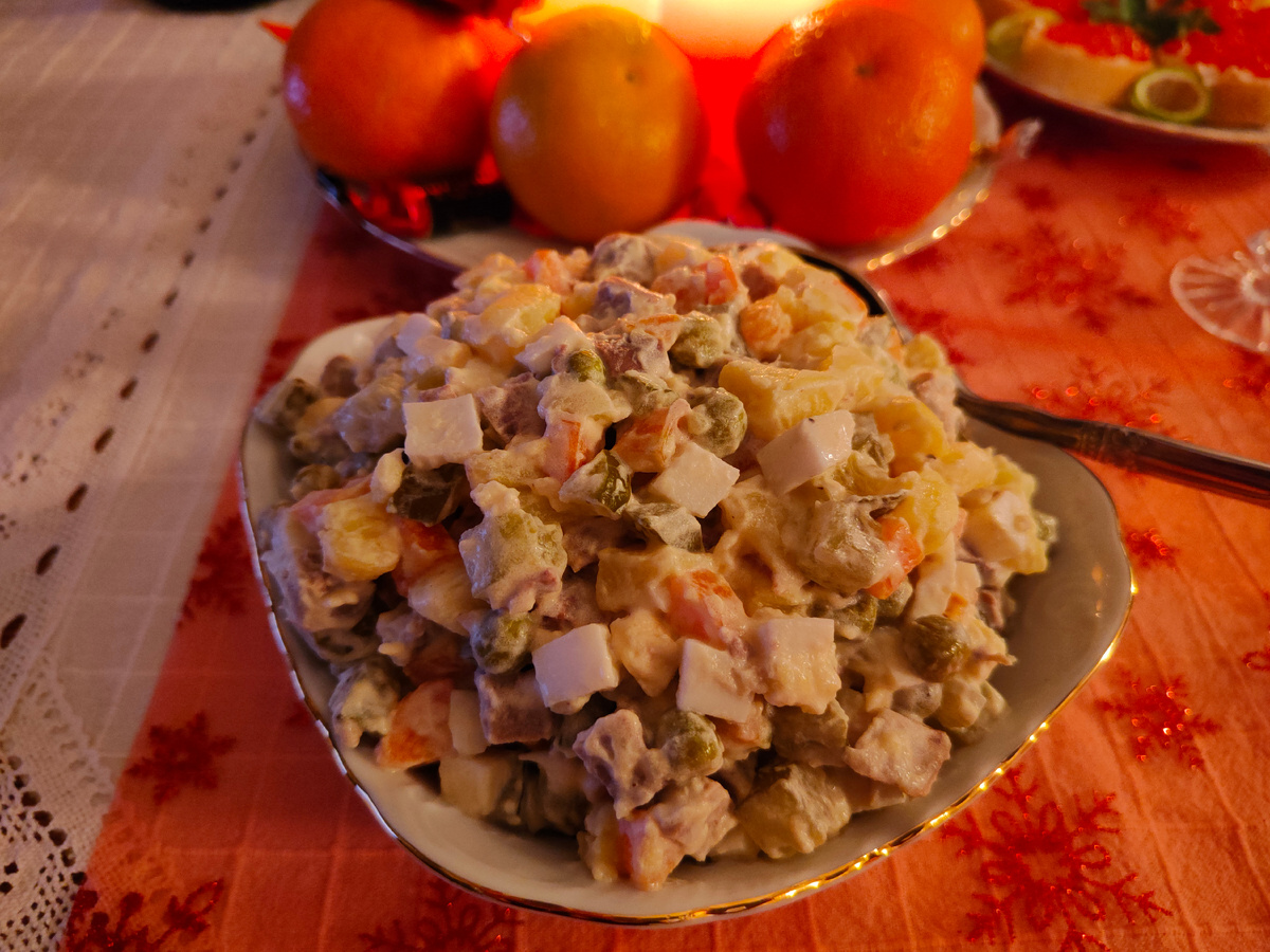 Состав: говядина отварная, картошка и морковка со своего огорода, яйца, солёные огурцы (сама солила), горошек, соль, перец, майонез провансаль. 