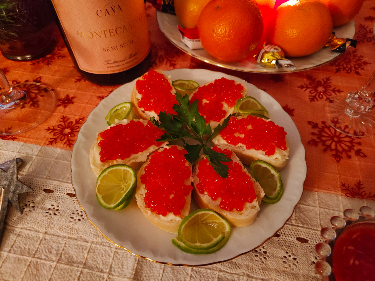 Всё по классике: белый хлеб (у нас домашний), хорошее сливочное масло, икра нерки. 