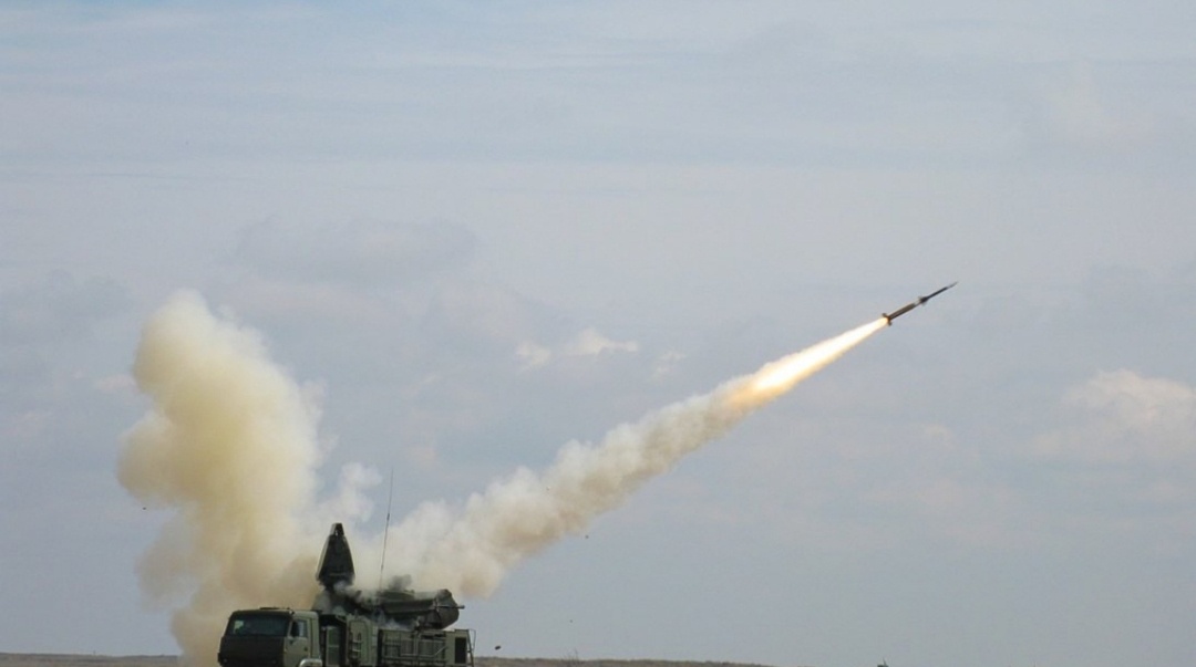 Силы противовоздушной обороны (ПВО) уничтожили вечером 19 беспилотников Вооруженных сил Украины (ВСУ) над территориями пяти российских регионов. Известия