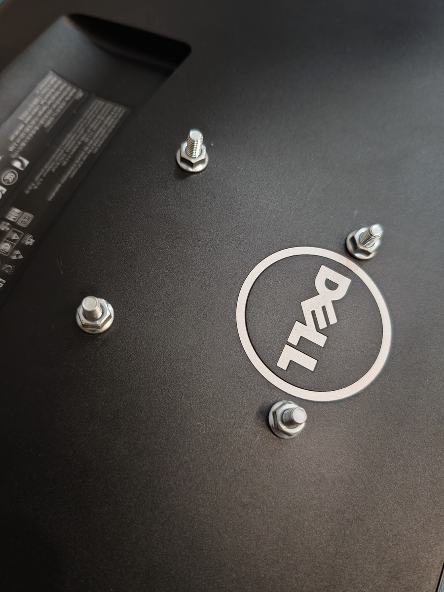 Задняя крышка монитора с вмонтированными болтами ...