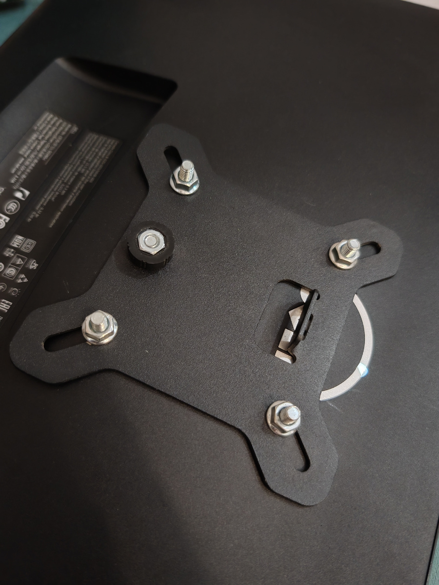 ... и установленным фланцем настенного крепления