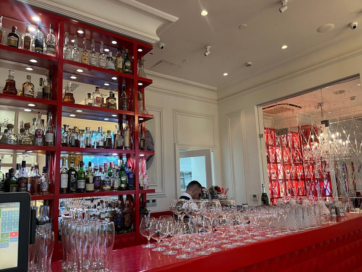 бар в зале при входе