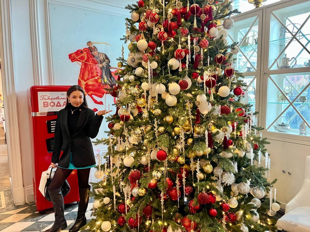 Айка и красивая елка при входе в ресторан