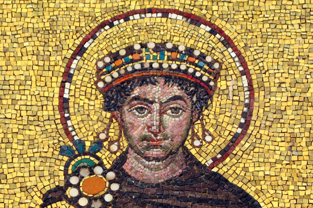 Изображение Юстиниана сохранилось на мозаике в церквях Святого Аполлинария и Святого Виталия в итальянской Равенне
