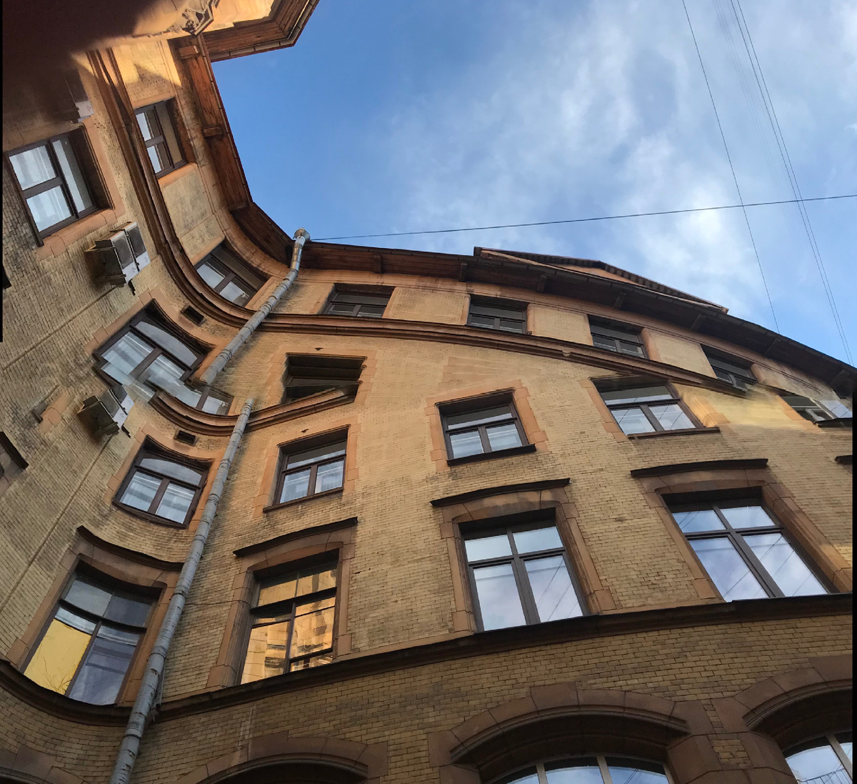 Дом городских учреждений. Садовая улица, дом 55-57 / Вознесенский проспект, дом 42-44. Как будто плывущая линия. Фото автора 