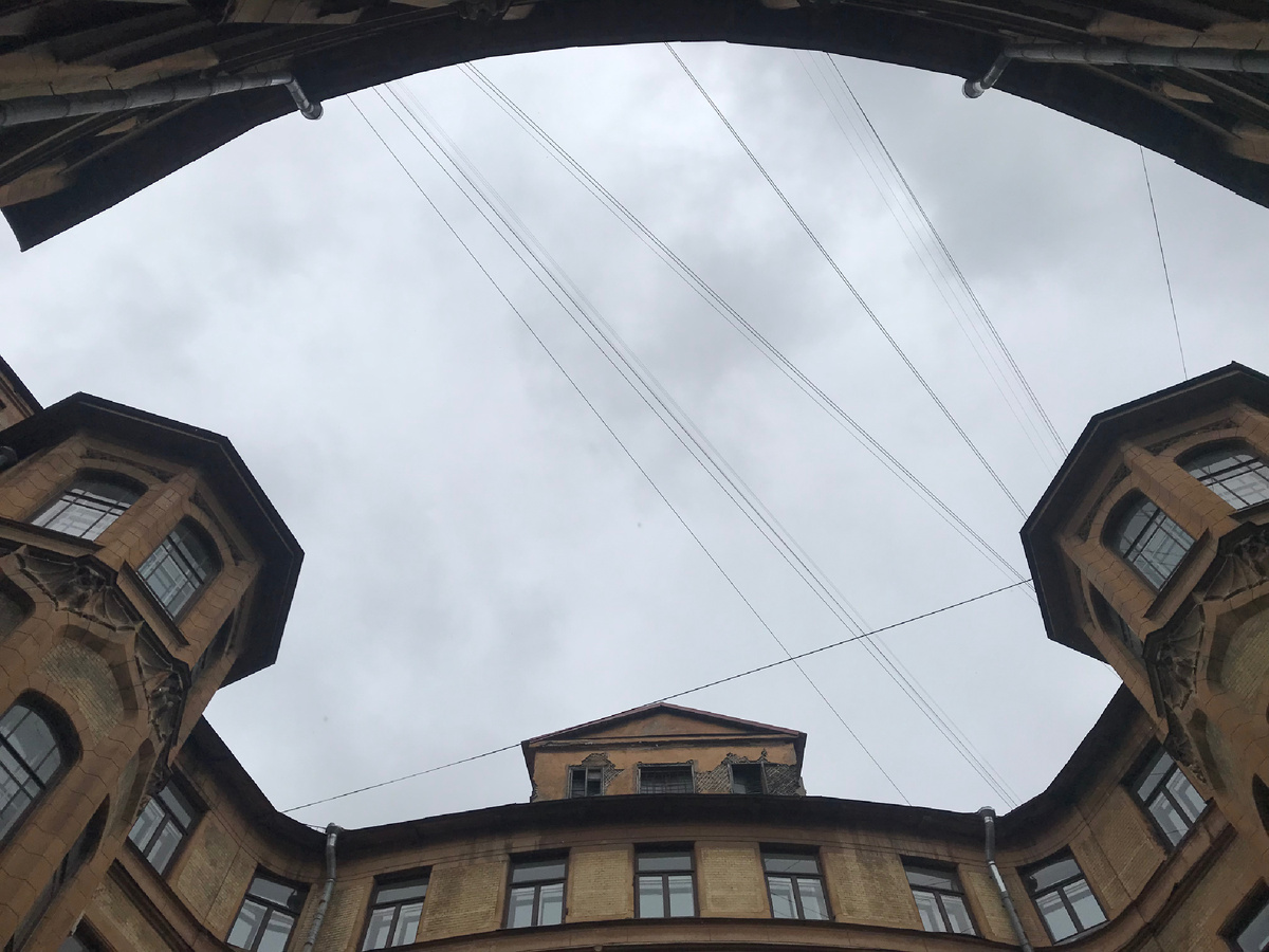 Дом городских учреждений. Садовая улица, дом 55-57 / Вознесенский проспект, дом 42-44. Фото автора 