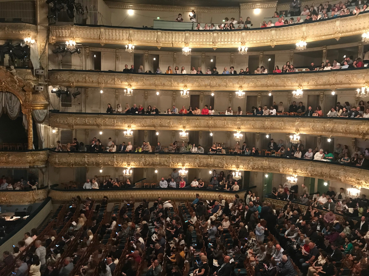 Зал все еще заполняется зрителями. Через 15 минут свободных мест не останется. Фото автора