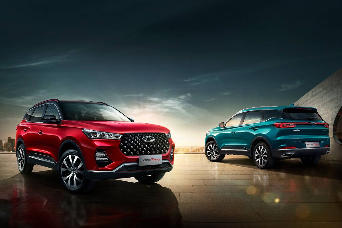 Светодиодные фары классического формата стоят вровень с верхним краем высокой решетки радиатора. Из экспериментов в облике можно отметить разве что блестящие точки на радиаторной решетке.Фотография: Chery