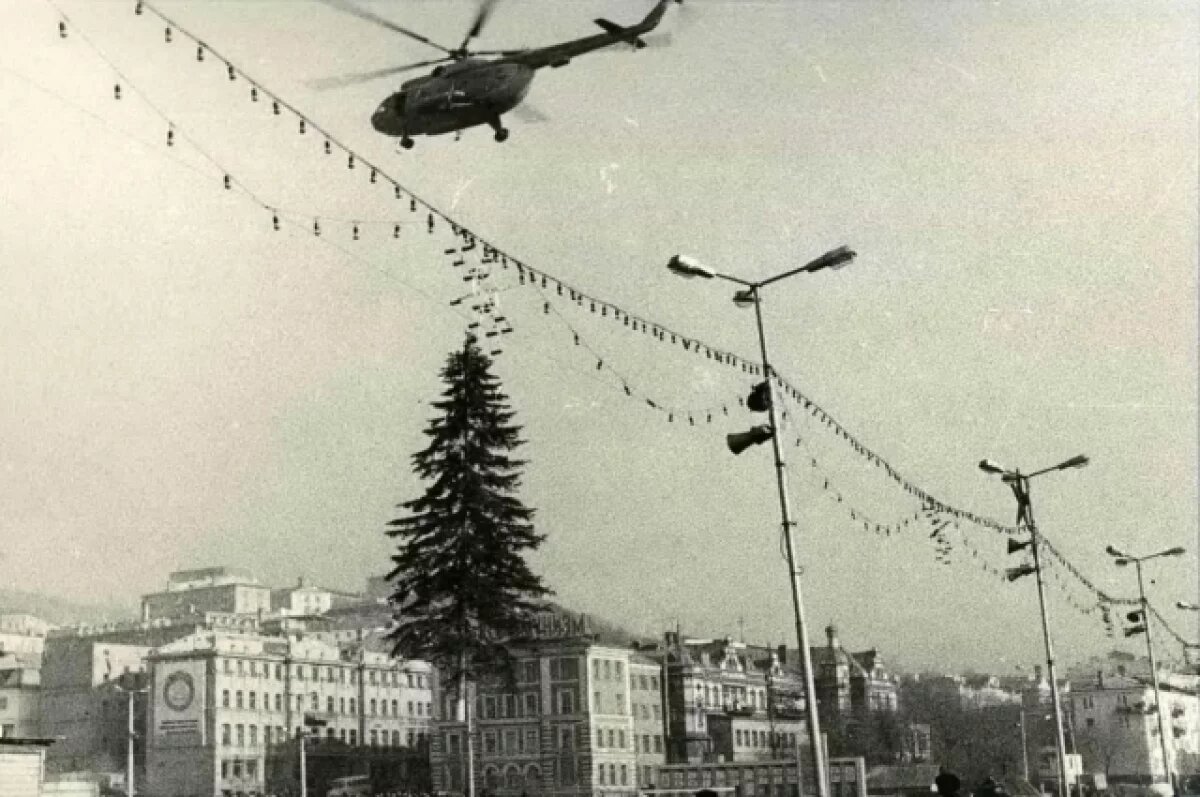    Елку на главной площади Приморья долгое время доставляли вертолётом.