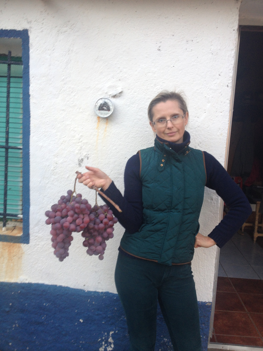 Это я с виноградом, который мы выращиваем специально для того, чтобы есть его зимой