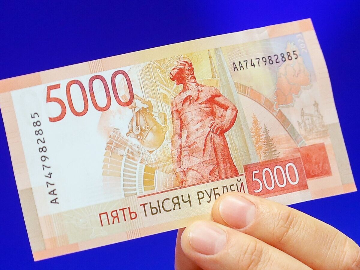    Обновленная банкнота Банка России номиналом 5000 рублей© РИА Новости