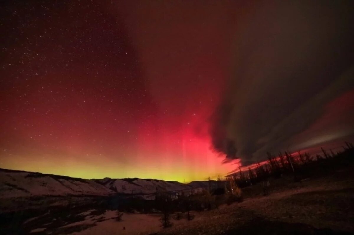   Полярное сияние раскинулось на небе над Байкалом