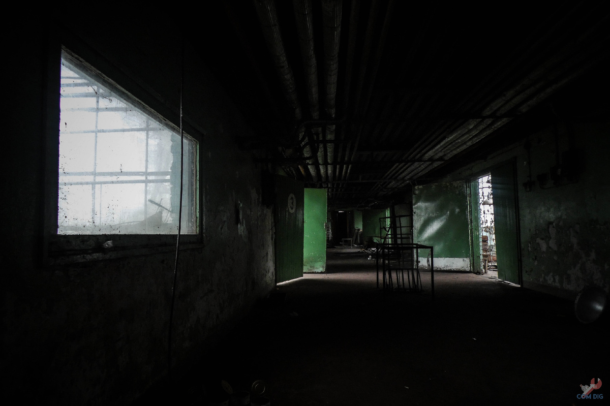 Коридоры в заброшенном тепличном комплексе 
