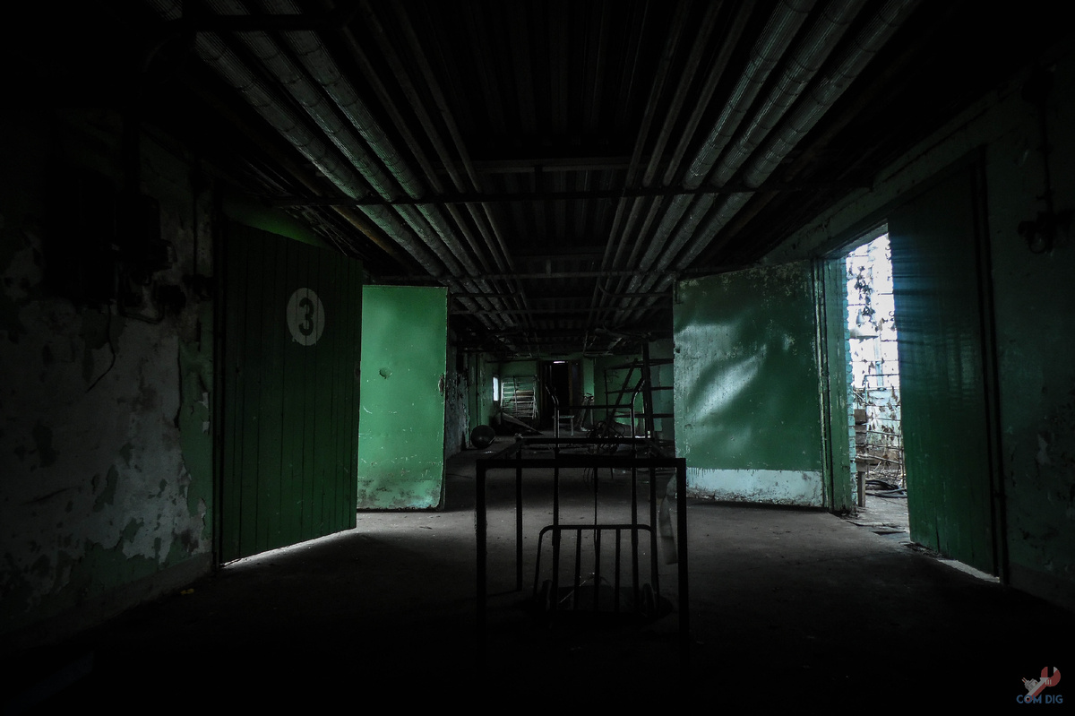 Коридоры в заброшенном тепличном комплексе 