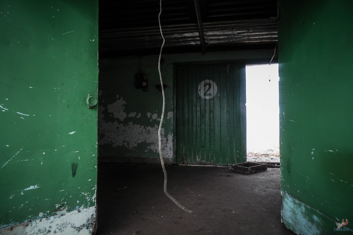 Вход в заброшенные теплицы 