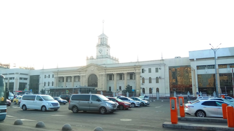 Здание железнодорожного вокзала со шпилем