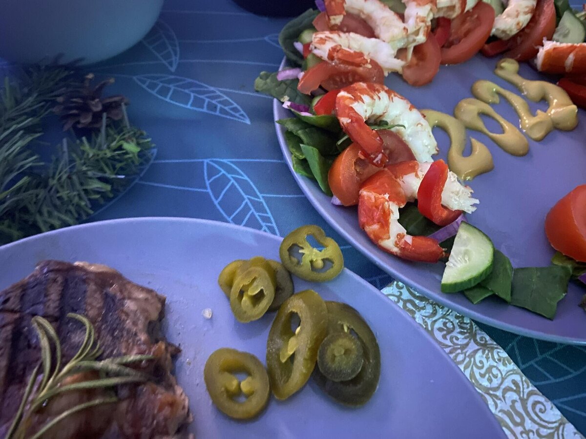 Фрагмент новогоднего стола. Фот о автора 