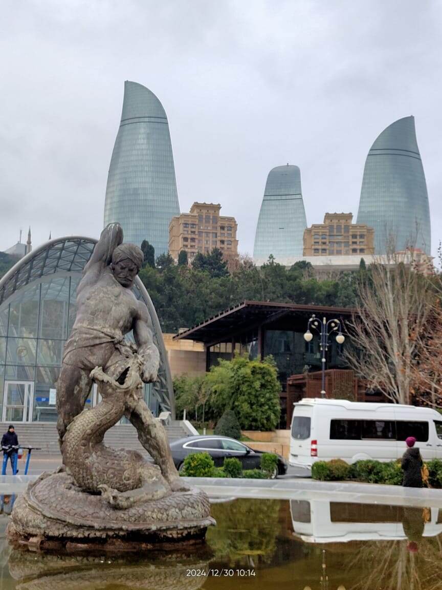 Барам Гур, герой поэмы Низами Гянджеви, убивает змеевидного дракона