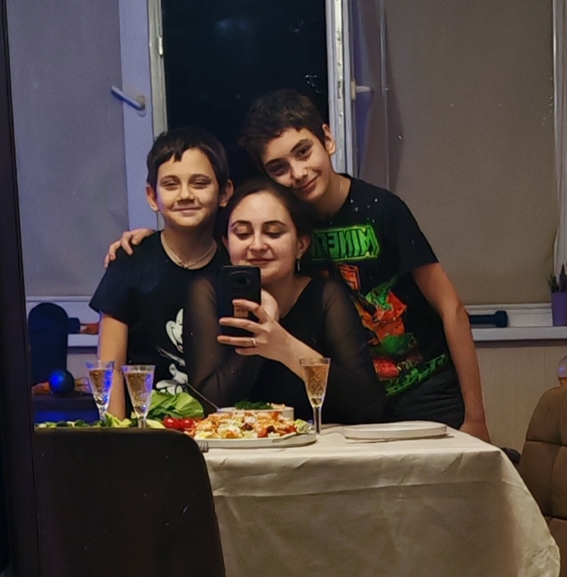 Окно открыто,  так как топят у нас как на Магадане. И платим мы за это соответственно. Вчера в Пятигорске было 12 градусов тепла, а то и больше - так вот, это наши котельные так стараются, чтобы на улице не холодно было😂 