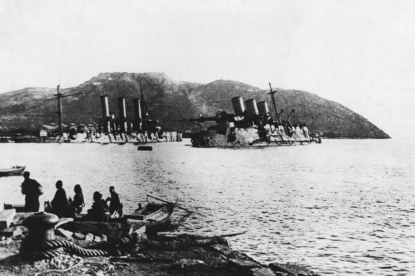 Поврежденные крейсеры Дальневосточного флота России в Порт-Артурской бухте, 1904 год / ullstein bild/ullstein bild/Getty Images   📷