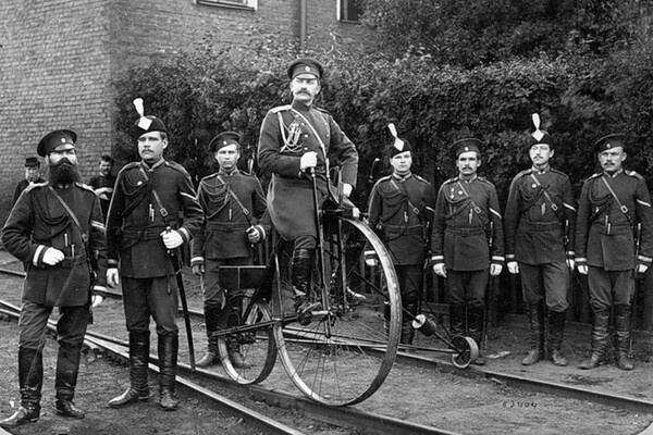    Группа жандармов с офицером на велодрезине, 1890-е / Wikimedia Commons
