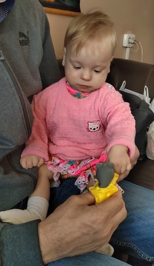 Мы на месте. Боже, принесли действительно котёнка. Крошечная. 60 см роста и 5 кг веса от силы. Пушинка. Одели в для знакомства смешные клоунские шорты. Мать в месяц поместила по заявлению и больше не пришла. Спасибо ей за это.