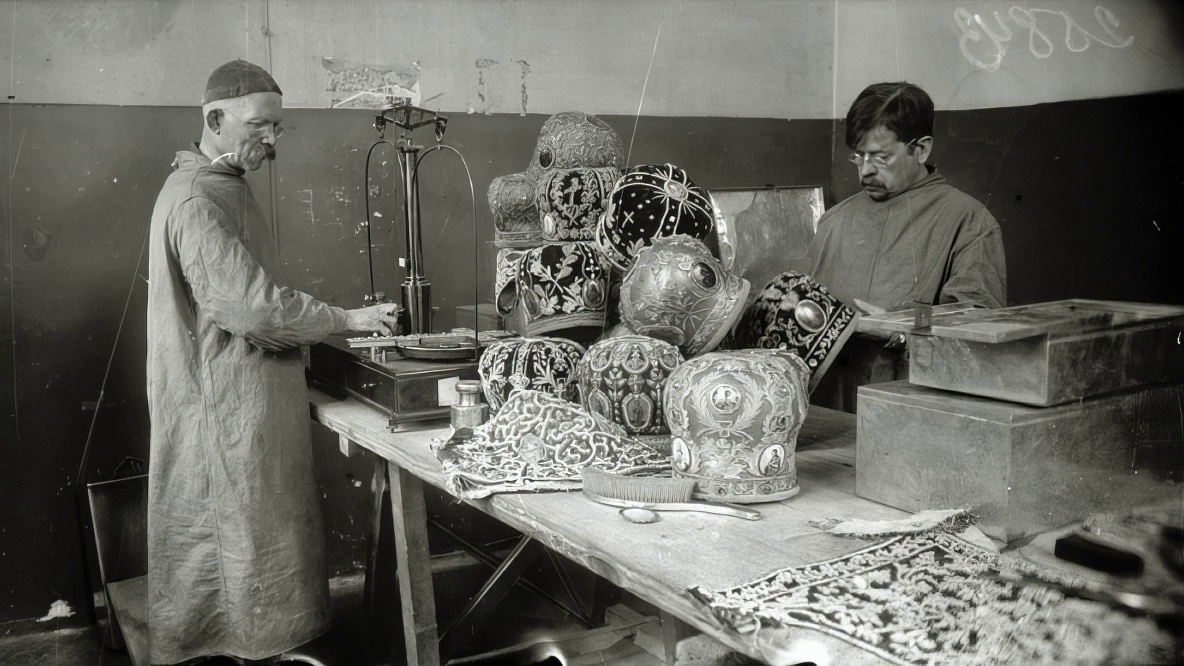 Взвешивание изъятых церковных ценностей