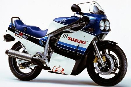 Первым GSX-R был 750 1985 года, мотоцикл, который сломал стереотипы классических спортивных автомобилей, существовавших до сих пор.