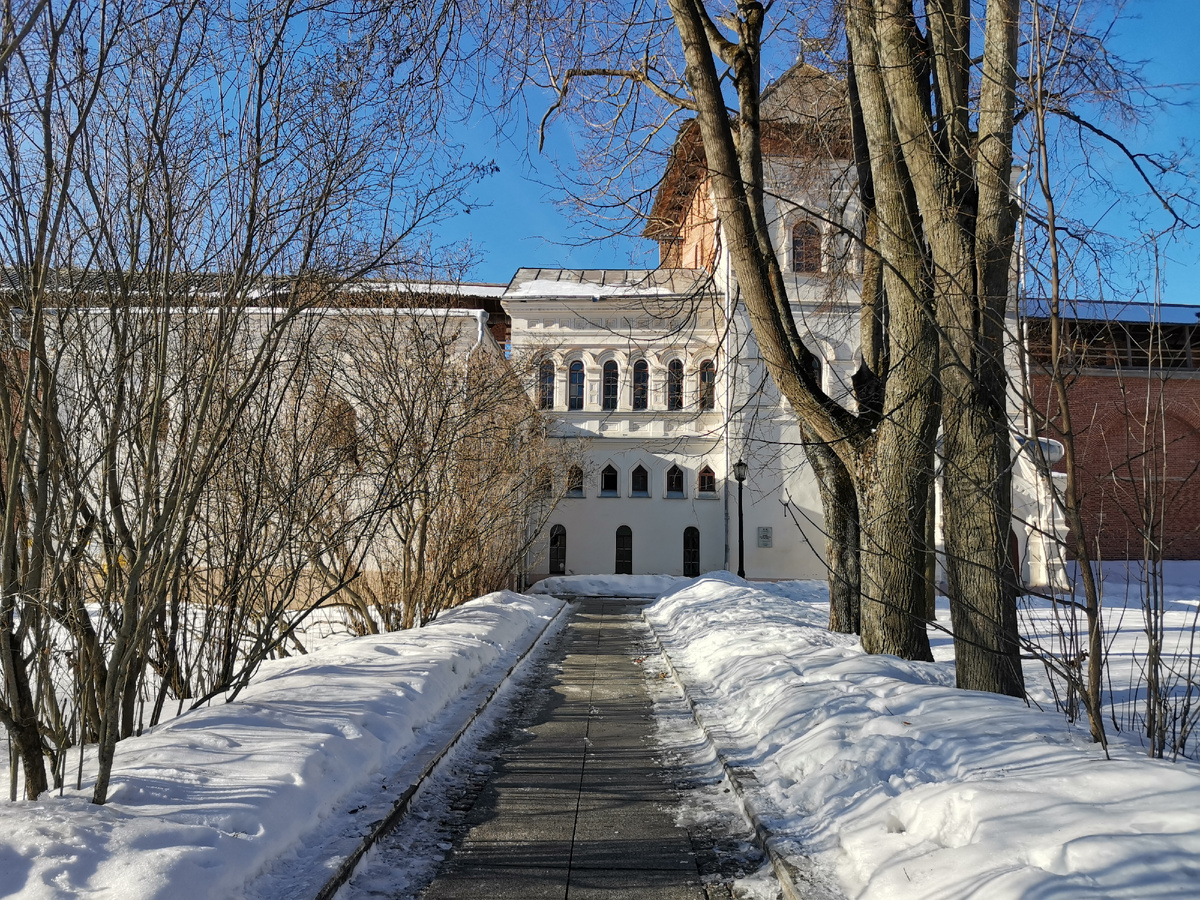 На территории Новгородского Детинца. Фото автора.