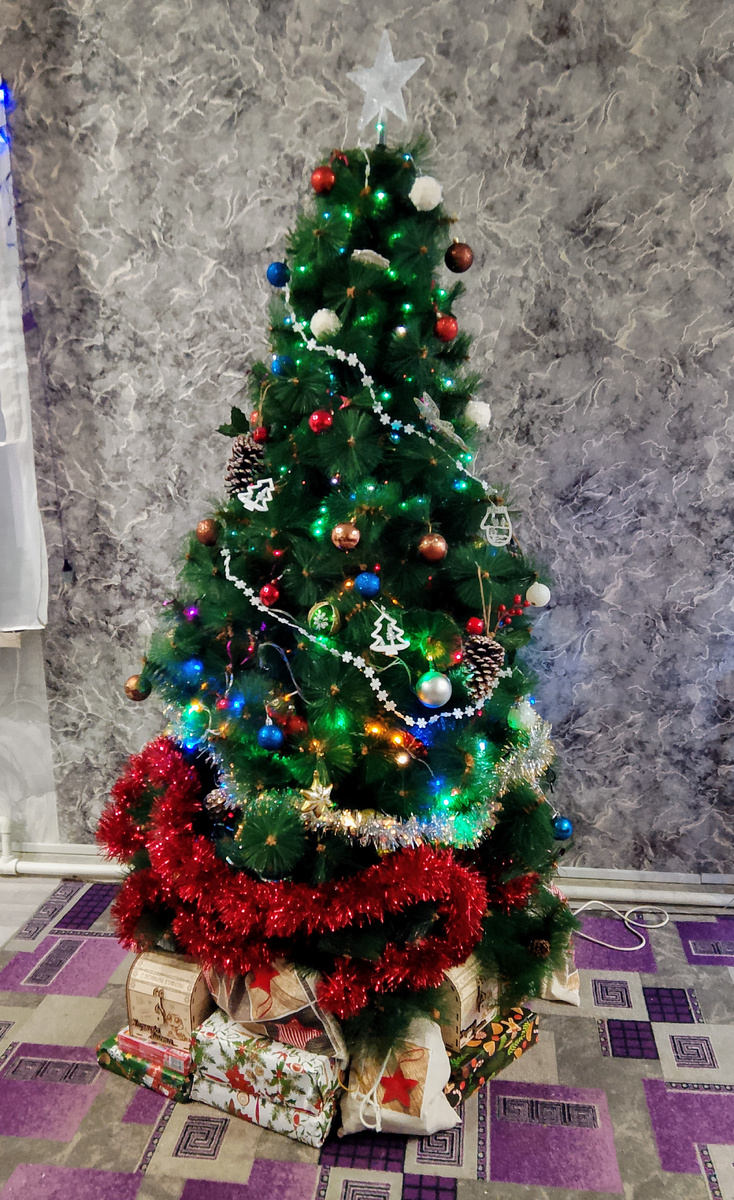 Новогодняя ёлка с подарками 