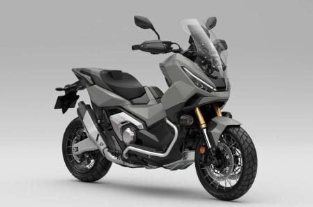  Версия Honda X-ADV 2025 года эстетически стилизована и оптимизирована по производительности и эргономике.